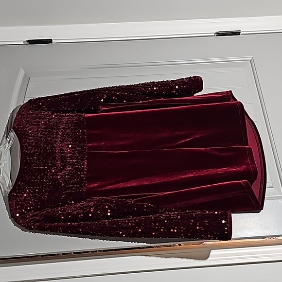 Red sequin and velvet long sleeve blouse with keyhole like neckline - Picture 4 of 4